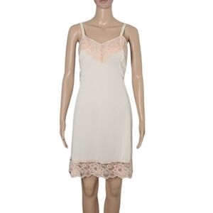 Vintage Vanity Fair Cream Lace Full Slip 60s Slip Dress with Peach Lace Trim 36